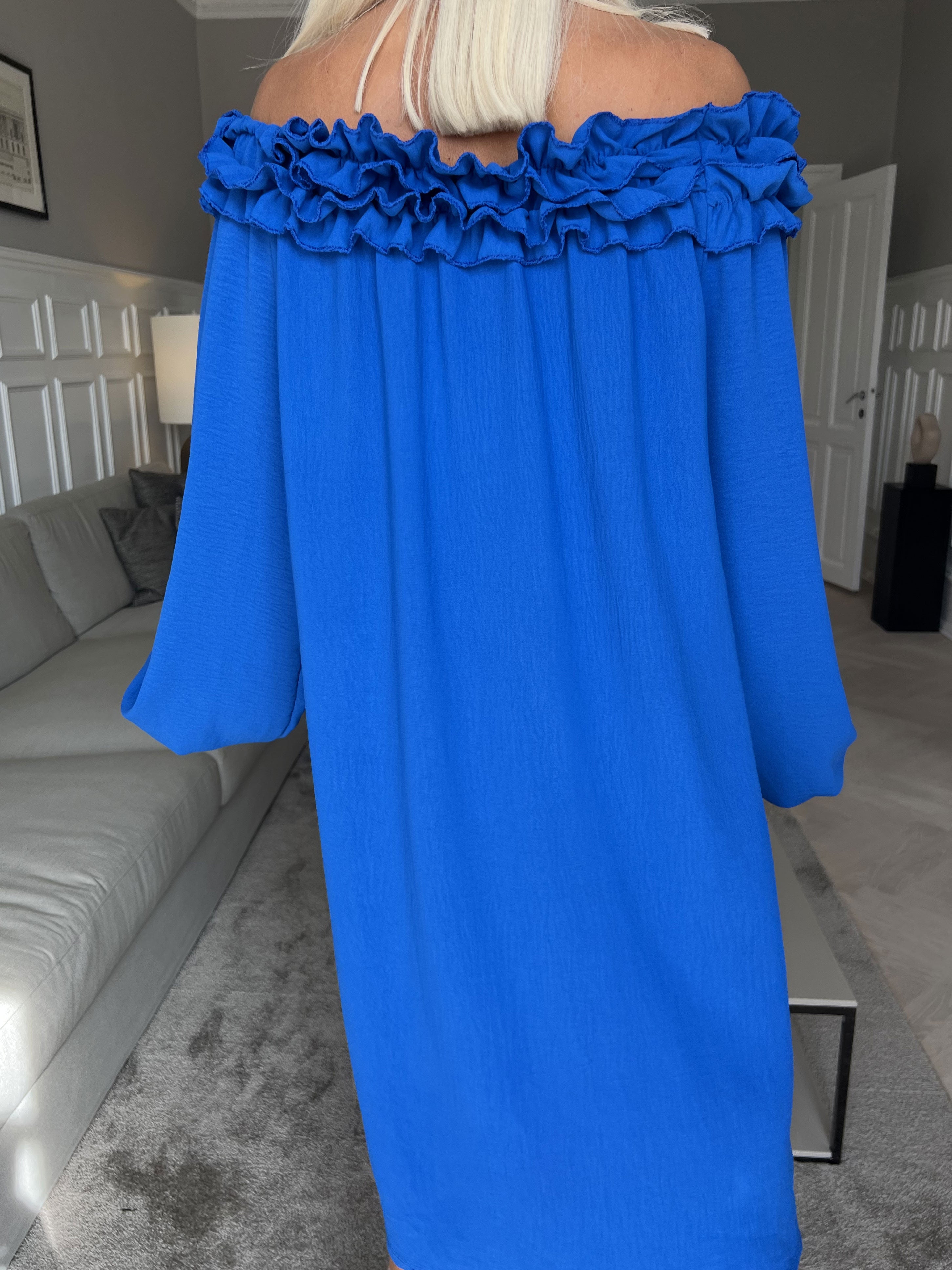 Chili Dress - Kjole med lange ærmer og flæser i udskæringen